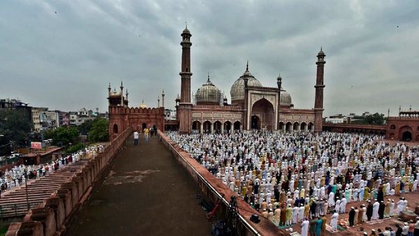 শনিবার সকালে ঈদ-এর নমাজ পড়তে দিল্লির জামা মসজিদে পুণ্যার্থী সমাগম। শনিবার সকালে ঈদ-এর নমাজ পড়তে দিল্লির জামা মসজিদে পুণ্যার্থী সমাগম।