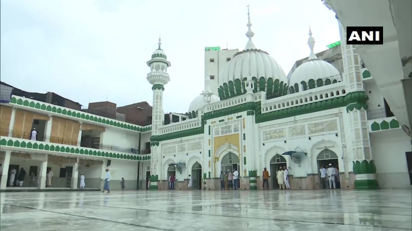 地元の人々は、小雨の後、アムリトサルのハイルディンモスクで祈りに参加します。 写真:アニ。 地元の人々は、小雨の後、アムリトサルのハイルディンモスクで祈りに参加します。 写真:アニ。