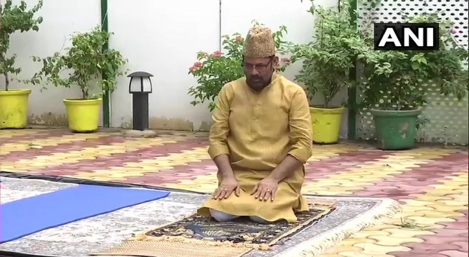 今朝、マイノリティ少数派のムフタールアッバスナクヴィ大臣は、コヴィッドの衛生規則に従って自宅で祈りを捧げました。 彼は後にANIに、彼がイード・アル・ダーハの際に国のすべての人々を望んだと語った。 世界中のコロナ危機の現在の状況では、祈りの重要性、ならびに保護と強い士気の必要性が浮上しています。 写真:アニ。 今朝、マイノリティ少数派のムフタールアッバスナクヴィ大臣は、コヴィッドの衛生規則に従って自宅で祈りを捧げました。 彼は後にANIに、彼がイード・アル・ダーハの際に国のすべての人々を望んだと語った。 世界中のコロナ危機の現在の状況では、祈りの重要性、ならびに保護と強い士気の必要性が浮上しています。 写真:アニ。