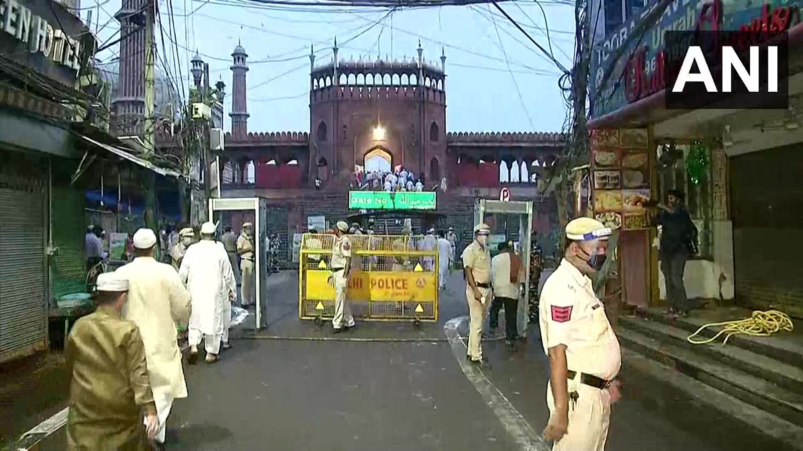 午前中は、ジャーマーマスジッドでの祈祷会に出席する信者の体温を体温計で確認。 手指消毒剤の手配も行われました。 写真:アニ。 午前中は、ジャーマーマスジッドでの祈祷会に出席する信者の体温を体温計で確認。 手指消毒剤の手配も行われました。 写真:アニ。