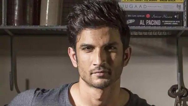 ঘরের দরজায় ধাক্কা দিয়ে হাঁকডাক করলেও ভিতর থেকে কোনও সাড়া দেননি সুশান্ত। ঘরের দরজায় ধাক্কা দিয়ে হাঁকডাক করলেও ভিতর থেকে কোনও সাড়া দেননি সুশান্ত।