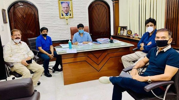 সিএবি কর্তাদের সঙ্গে বৈঠকে বাংলা কোচ অরুণ লাল। সিএবি কর্তাদের সঙ্গে বৈঠকে বাংলা কোচ অরুণ লাল।