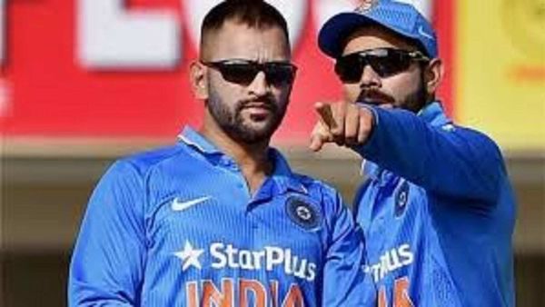 জাতীয় দলের জার্সিতে মহেন্দ্র সিং ধোনি ও বিরাট কোহলি। ছবি- পিটিআই। জাতীয় দলের জার্সিতে মহেন্দ্র সিং ধোনি ও বিরাট কোহলি। ছবি- পিটিআই।