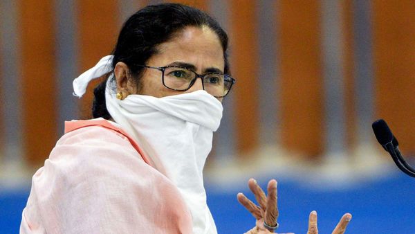 মুখ্যমন্ত্রী মমতা বন্দ্যোপাধ্যায় বলেন, ‘একসঙ্গে ২ দিনের বেশি লকডাউন করবেন না। টানা ৪–৫ দিন লকডাউন থাকলে মানুষের অসুবিধা হয়।’ ছবি : পিটিআই (PTI) মুখ্যমন্ত্রী মমতা বন্দ্যোপাধ্যায় বলেন, ‘একসঙ্গে ২ দিনের বেশি লকডাউন করবেন না। টানা ৪–৫ দিন লকডাউন থাকলে মানুষের অসুবিধা হয়।’ ছবি : পিটিআই (PTI)
