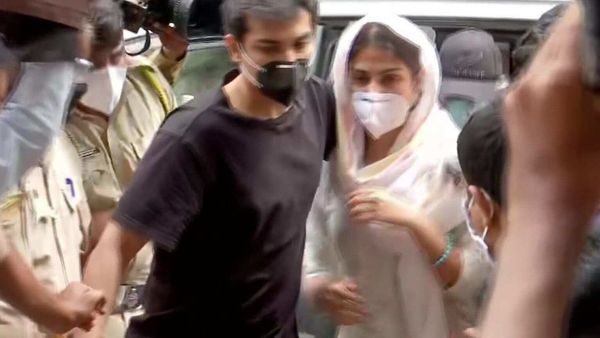ইডির অফিসে হাজির রিয়া ইডির অফিসে হাজির রিয়া