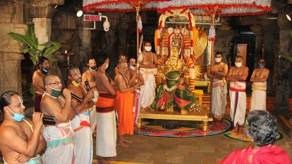 করোনার থাবা তিরুপতি মন্দিরেও, পুরোহিত-সহ আক্রান্ত ৭৪৩ (ছবিটি প্রতীকী, সৌজন্য পিটিআই) করোনার থাবা তিরুপতি মন্দিরেও, পুরোহিত-সহ আক্রান্ত ৭৪৩ (ছবিটি প্রতীকী, সৌজন্য পিটিআই)
