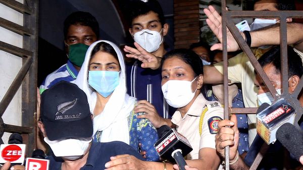 ইডির অফিস ছাড়লেন রিয়া (PTI) ইডির অফিস ছাড়লেন রিয়া (PTI)
