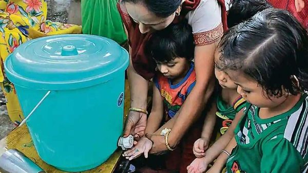 আশাকর্মীর দেওয়া স্যানিটাইজার মিশ্রিত জল পান করে অসুস্থ হল ১০ মাসের শিশুপুত্র। (প্রতীকী ছবি) আশাকর্মীর দেওয়া স্যানিটাইজার মিশ্রিত জল পান করে অসুস্থ হল ১০ মাসের শিশুপুত্র। (প্রতীকী ছবি)