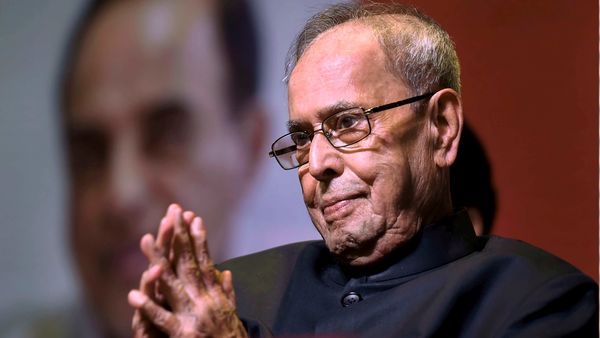 প্রণব মুখোপাোধ্যায়ের শারীরিক পরিস্থিতি অপরিবর্তিত রয়েছে এবং তিনি কোমায় আচ্ছন্ন রয়েছেন। পিটিআই-এর ফাইল ছবি। (PTI) প্রণব মুখোপাোধ্যায়ের শারীরিক পরিস্থিতি অপরিবর্তিত রয়েছে এবং তিনি কোমায় আচ্ছন্ন রয়েছেন। পিটিআই-এর ফাইল ছবি। (PTI)