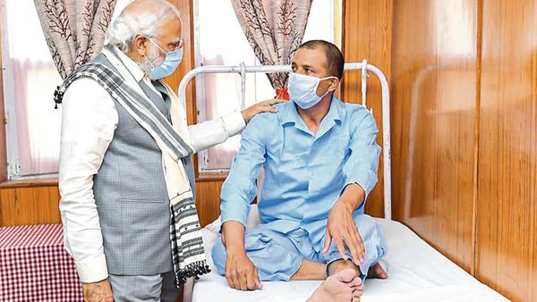 গালওয়ানে আহত সেনার সঙ্গে মোদী (MINT_PRINT) গালওয়ানে আহত সেনার সঙ্গে মোদী (MINT_PRINT)