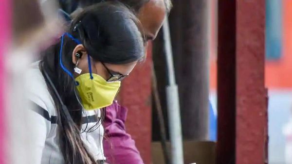 করোনা ভাইরাসের সঙ্গে যুঝতে বৈদ্যুতিন মাস্ক তৈরির উদ্যোগ নিলেন যাদবপুর বিশ্ববিদ্যালয়ের পড়ুয়ারা। করোনা ভাইরাসের সঙ্গে যুঝতে বৈদ্যুতিন মাস্ক তৈরির উদ্যোগ নিলেন যাদবপুর বিশ্ববিদ্যালয়ের পড়ুয়ারা।
