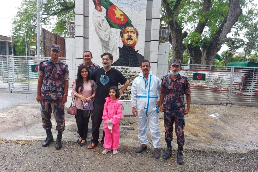 বর্ডার গার্ড বাংলাদেশের সঙ্গে সপরিবারে সৃজিত (ছবি-ফেসবুক) বর্ডার গার্ড বাংলাদেশের সঙ্গে সপরিবারে সৃজিত (ছবি-ফেসবুক)