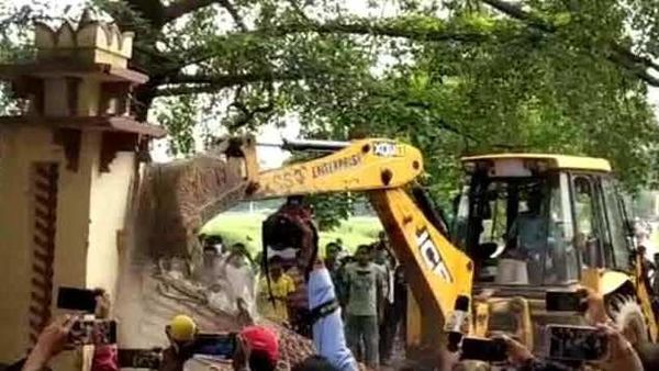 নতুন তৈরি হওয়া পাঁচিল জেসিবি মেশিন দিয়ে গুঁড়িয়ে দেওয়া হয়েছে। ছবি সৌজন্য : টুইটার নতুন তৈরি হওয়া পাঁচিল জেসিবি মেশিন দিয়ে গুঁড়িয়ে দেওয়া হয়েছে। ছবি সৌজন্য : টুইটার