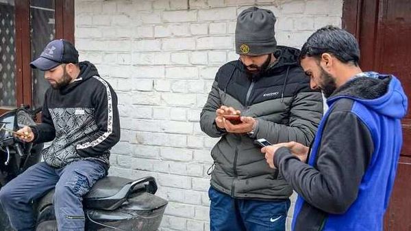 রবিবার রাত ন'টা থেকে নয়া নির্দেশিকা কার্যকর হয়েছে (ফাইল ছবি, সৌজন্য পিটিআই) রবিবার রাত ন'টা থেকে নয়া নির্দেশিকা কার্যকর হয়েছে (ফাইল ছবি, সৌজন্য পিটিআই)