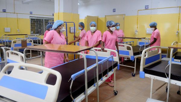 নীলরতন সরকার মেডিক্যাল কলেজের করোনা ওয়ার্ডে স্বাস্থ্যকর্মীরা। নীলরতন সরকার মেডিক্যাল কলেজের করোনা ওয়ার্ডে স্বাস্থ্যকর্মীরা।