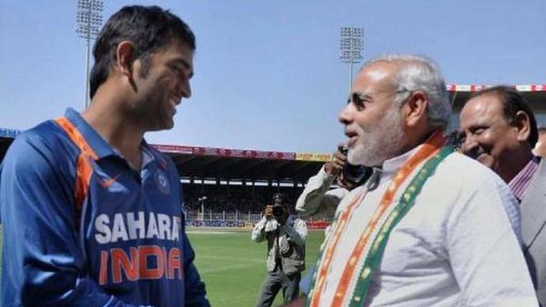 মহেন্দ্র সিং ধোনি ও নরেন্দ্র মোদী। ছবি- পিটিআই। মহেন্দ্র সিং ধোনি ও নরেন্দ্র মোদী। ছবি- পিটিআই।