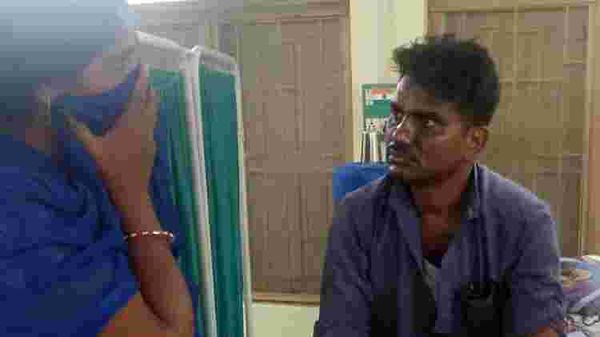 আগুনের হাত থেকে উদ্ধার হওয়া ব্যক্তি আগুনের হাত থেকে উদ্ধার হওয়া ব্যক্তি