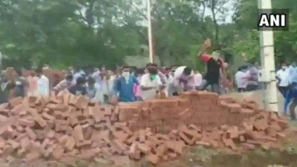 বিশ্বভারতীর উপাচার্যের নির্দেশে মেলা প্রাঙ্গনে পাঁচিল তৈরি এবং তা ভেঙে ফেলাকে কেন্দ্র করে বিক্ষোভে উত্তাল শান্তিনিকেতন। এএনআই-এর ছবি। বিশ্বভারতীর উপাচার্যের নির্দেশে মেলা প্রাঙ্গনে পাঁচিল তৈরি এবং তা ভেঙে ফেলাকে কেন্দ্র করে বিক্ষোভে উত্তাল শান্তিনিকেতন। এএনআই-এর ছবি।