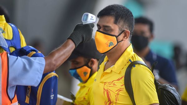 চেন্নাই এয়ারপোর্টে ধোনি (PTI) চেন্নাই এয়ারপোর্টে ধোনি (PTI)
