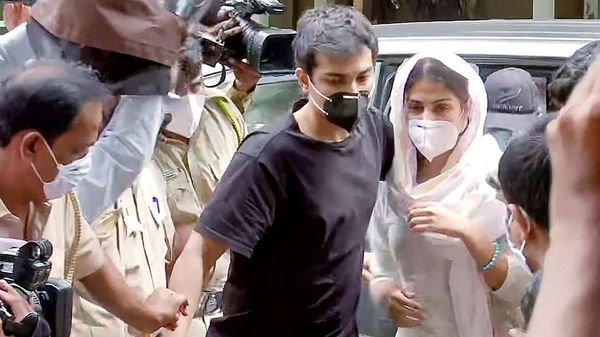 ভাই শৌভিকের সঙ্গে রিয়া (ফাইল ছবি) (ANI) ভাই শৌভিকের সঙ্গে রিয়া (ফাইল ছবি) (ANI)