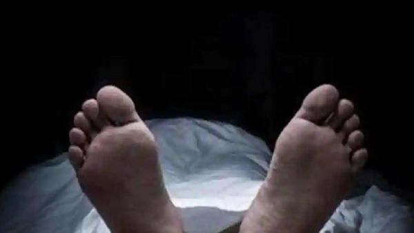 স্বামীর মৃত্যুর পরে ছেলেকে হত্যা করে আত্মঘাতী হলেন হাওড়ার ৩৬ বছর বয়েসি বধূ। স্বামীর মৃত্যুর পরে ছেলেকে হত্যা করে আত্মঘাতী হলেন হাওড়ার ৩৬ বছর বয়েসি বধূ।