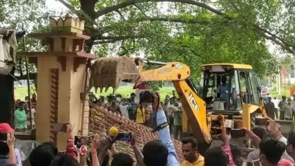 এই ঘটনার প্রতিক্রিয়ায় সুশোভনবাবুর স্পষ্ট অবস্থান, বিশ্বভারতী তার নিজের জমিতে পাঁচিল দিচ্ছে। এতে কারও কিছু বলার থাকতে পারে না। এই ঘটনার প্রতিক্রিয়ায় সুশোভনবাবুর স্পষ্ট অবস্থান, বিশ্বভারতী তার নিজের জমিতে পাঁচিল দিচ্ছে। এতে কারও কিছু বলার থাকতে পারে না।