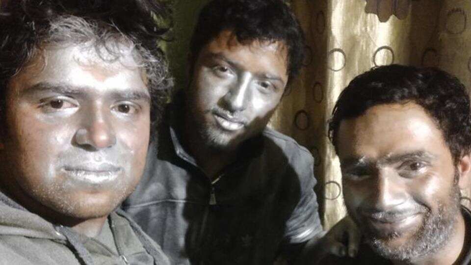 উমর ফারুক, সমীর আহমেদ দার এবং আদিল আহমের দার (বাঁদিক থেকে) উমর ফারুক, সমীর আহমেদ দার এবং আদিল আহমের দার (বাঁদিক থেকে)