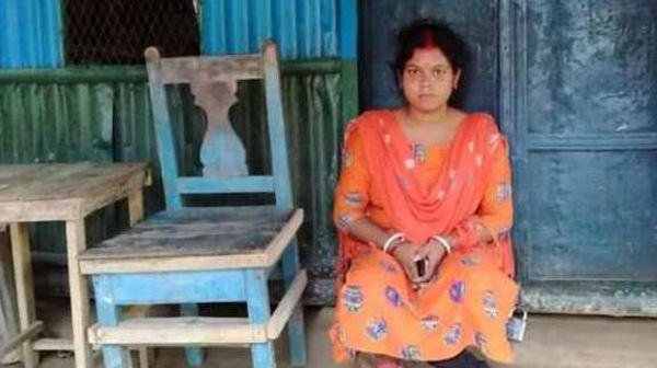 প্রেমিকের বাড়ির সামনে সুমনা দরানি। ছবি : সংগৃহীত প্রেমিকের বাড়ির সামনে সুমনা দরানি। ছবি : সংগৃহীত