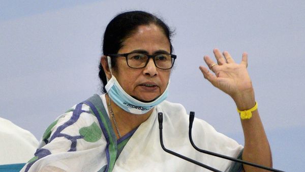 শুক্রবার টিএমসিপি-র প্রতিষ্ঠা দিবসে ভার্চুয়াল জনসভায় মমতার ভাষণে গুরুত্ব পেতে চলেছে NEET ও JEE রুখতে সুপ্রিম কোর্টের দ্বারস্থ হওয়ার ডাক। ছবি: পিটিআই। (PTI) শুক্রবার টিএমসিপি-র প্রতিষ্ঠা দিবসে ভার্চুয়াল জনসভায় মমতার ভাষণে গুরুত্ব পেতে চলেছে NEET ও JEE রুখতে সুপ্রিম কোর্টের দ্বারস্থ হওয়ার ডাক। ছবি: পিটিআই। (PTI)