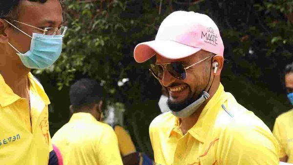 চেন্নাই শিবিরে যোগ দেওয়ার পর খোশমেজাজে ছিলেন রায়না। ছবি- টুইটার। চেন্নাই শিবিরে যোগ দেওয়ার পর খোশমেজাজে ছিলেন রায়না। ছবি- টুইটার।