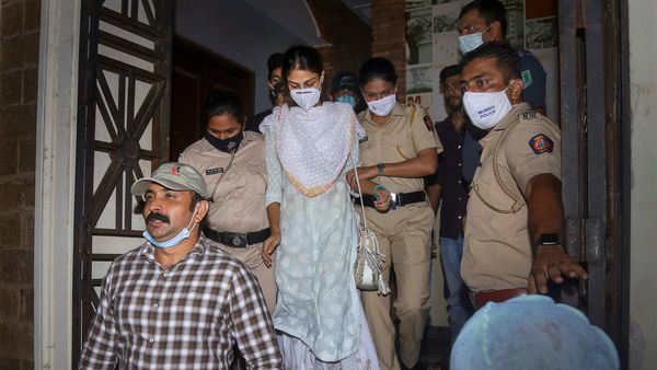করোনায় আক্রান্ত মুম্বই পুলিশের DCP, জিজ্ঞাসাবাদ করেছিলেন রিয়াকে (ছবিটি প্রতীকী, সৌজন্য পিটিআই) করোনায় আক্রান্ত মুম্বই পুলিশের DCP, জিজ্ঞাসাবাদ করেছিলেন রিয়াকে (ছবিটি প্রতীকী, সৌজন্য পিটিআই)