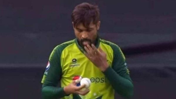 কোভিড পরিস্থিতিতে বলে থুতু মাখিয়ে বিতর্ক উসকে দিলেন পাক পেসার মহম্মদ আমির। কোভিড পরিস্থিতিতে বলে থুতু মাখিয়ে বিতর্ক উসকে দিলেন পাক পেসার মহম্মদ আমির।