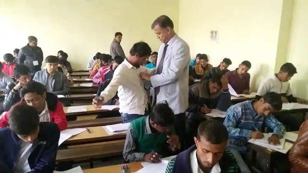 কলেজে সশরীরে হাজিরা দিয়ে পরীক্ষা দেওয়া যাবে না। সব পরীক্ষাই হবে অনলাইন ও অফলাইন মোডে। কলেজে সশরীরে হাজিরা দিয়ে পরীক্ষা দেওয়া যাবে না। সব পরীক্ষাই হবে অনলাইন ও অফলাইন মোডে।