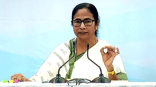 উদ্বাস্তু কলোনির ২০,০০০ এর বেশি বাসিন্দাকে জমির স্বত্ত্ব দিতে দলিল তৈরির প্রস্তুতিতে নামল মমতা বন্দ্যোপাধ্যায়ের সরকার। উদ্বাস্তু কলোনির ২০,০০০ এর বেশি বাসিন্দাকে জমির স্বত্ত্ব দিতে দলিল তৈরির প্রস্তুতিতে নামল মমতা বন্দ্যোপাধ্যায়ের সরকার।
