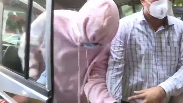 গোলাপি হুডিতে মুখ ঢেকে আদালতে হাজির হলেন অভিযুক্ত জায়েদ গোলাপি হুডিতে মুখ ঢেকে আদালতে হাজির হলেন অভিযুক্ত জায়েদ
