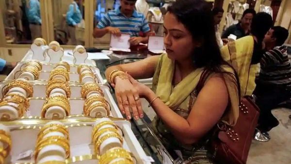 টানা তিন দিন সোনার দরে পতন দেখা গেল। টানা তিন দিন সোনার দরে পতন দেখা গেল।