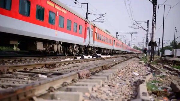 ট্রেনের একমাত্র যাত্রী হিসেবে নয়া দিল্লি থেকে রাঁচি পৌঁছলেন ছাত্রী। ট্রেনের একমাত্র যাত্রী হিসেবে নয়া দিল্লি থেকে রাঁচি পৌঁছলেন ছাত্রী।