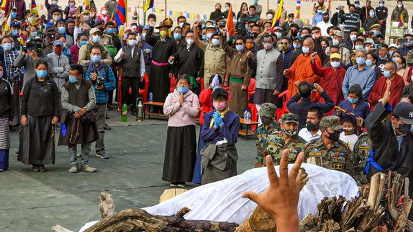 অশ্রুজলে বিদায় বীর সেনাকে (PTI) অশ্রুজলে বিদায় বীর সেনাকে (PTI)