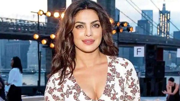 IPL 2020-এর উন্মাদনার আঁচ আরও বাড়িয়ে দিয়েছে প্রোমো ভিডিয়োতে প্রিয়াঙ্কা চোপড়ার নতুন হট লুক। IPL 2020-এর উন্মাদনার আঁচ আরও বাড়িয়ে দিয়েছে প্রোমো ভিডিয়োতে প্রিয়াঙ্কা চোপড়ার নতুন হট লুক।