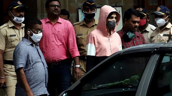 এনসিবির দফতরে রিয়া চক্রবর্তী এনসিবির দফতরে রিয়া চক্রবর্তী