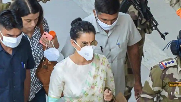 মুম্বই এয়ারপোর্টে কঙ্গনা রানাওয়াত মুম্বই এয়ারপোর্টে কঙ্গনা রানাওয়াত