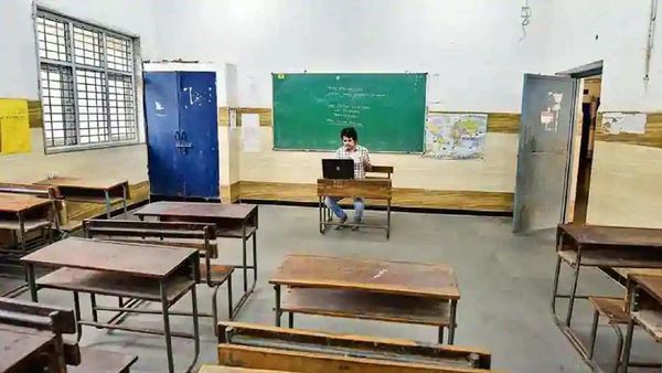 Covid-19 অতিমারী চলাকালীন বন্ধ হোস্টেল বা পরিবহণ পরিষেবা বাবদ পড়ুয়াদের থেকে ফি নেওয়া যাবে না, নির্দেশ AICTE-র। Covid-19 অতিমারী চলাকালীন বন্ধ হোস্টেল বা পরিবহণ পরিষেবা বাবদ পড়ুয়াদের থেকে ফি নেওয়া যাবে না, নির্দেশ AICTE-র।
