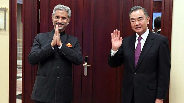 বৈঠকের পর জয়শংকর ও ওয়াং ইয়ি বৈঠকের পর জয়শংকর ও ওয়াং ইয়ি