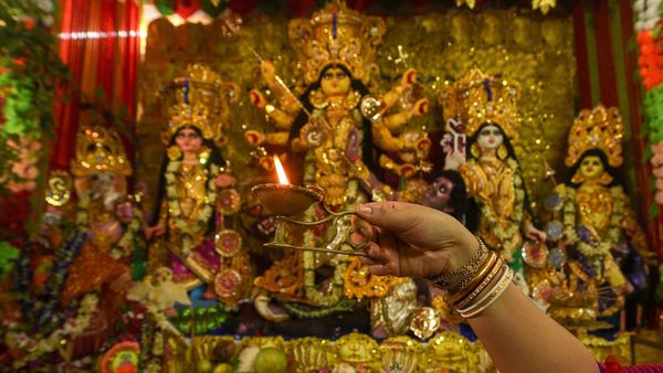 কলকাতার দাসবাড়ির দুর্গোৎসব। ছবি সৌজন্যে : পিটিআই (PTI) কলকাতার দাসবাড়ির দুর্গোৎসব। ছবি সৌজন্যে : পিটিআই (PTI)