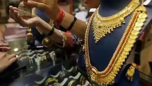 শুক্রবার ভারতের বাজারে একধাক্কায় বেশ কিছুটা নেমে গেল সোনার দর। শুক্রবার ভারতের বাজারে একধাক্কায় বেশ কিছুটা নেমে গেল সোনার দর।