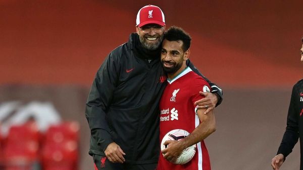 কোচের আলিঙ্গনে মহম্মদ সালাহ। ছবি- টুইটার (Liverpool)। কোচের আলিঙ্গনে মহম্মদ সালাহ। ছবি- টুইটার (Liverpool)।