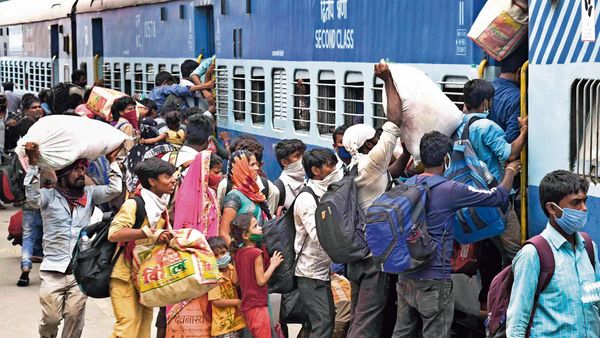 ট্রেনে উঠছে পরিযায়ীরা (MINT_PRINT) ট্রেনে উঠছে পরিযায়ীরা (MINT_PRINT)