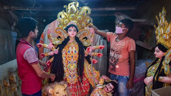 করোনার আবহেই কুমোরটুলিতে চলছে প্রস্তুতি (ছবি সৌজন্য় পিটিআই) করোনার আবহেই কুমোরটুলিতে চলছে প্রস্তুতি (ছবি সৌজন্য় পিটিআই)
