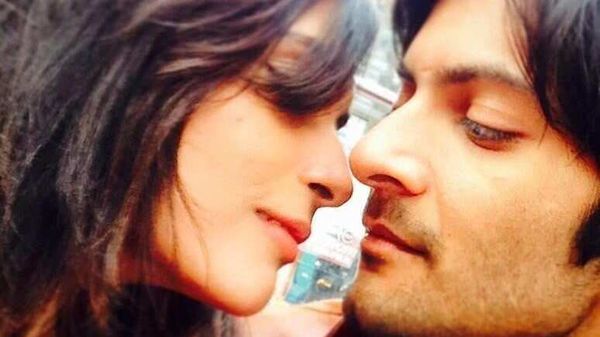 করোনার জেরে পিছিয়েছে বিয়ে, তবে খামতি নেই রোম্যান্সে (ছবি-ইনস্টাগ্রাম) করোনার জেরে পিছিয়েছে বিয়ে, তবে খামতি নেই রোম্যান্সে (ছবি-ইনস্টাগ্রাম)