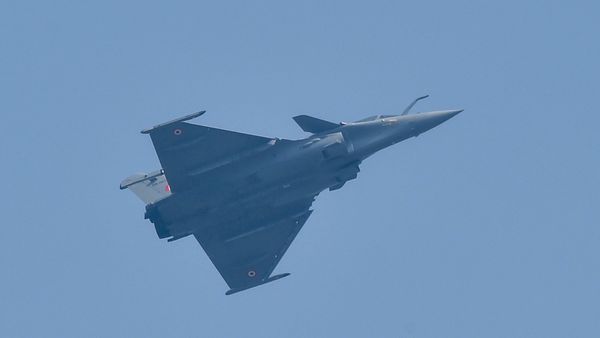 লাদাখে চক্কর কাটল রাফাল, আজ মলডোয় ভারত-চিন সামরিক পর্যায়ের বৈঠক (ছবিটি প্রতীকী, সৌজন্য পিটিআই) লাদাখে চক্কর কাটল রাফাল, আজ মলডোয় ভারত-চিন সামরিক পর্যায়ের বৈঠক (ছবিটি প্রতীকী, সৌজন্য পিটিআই)
